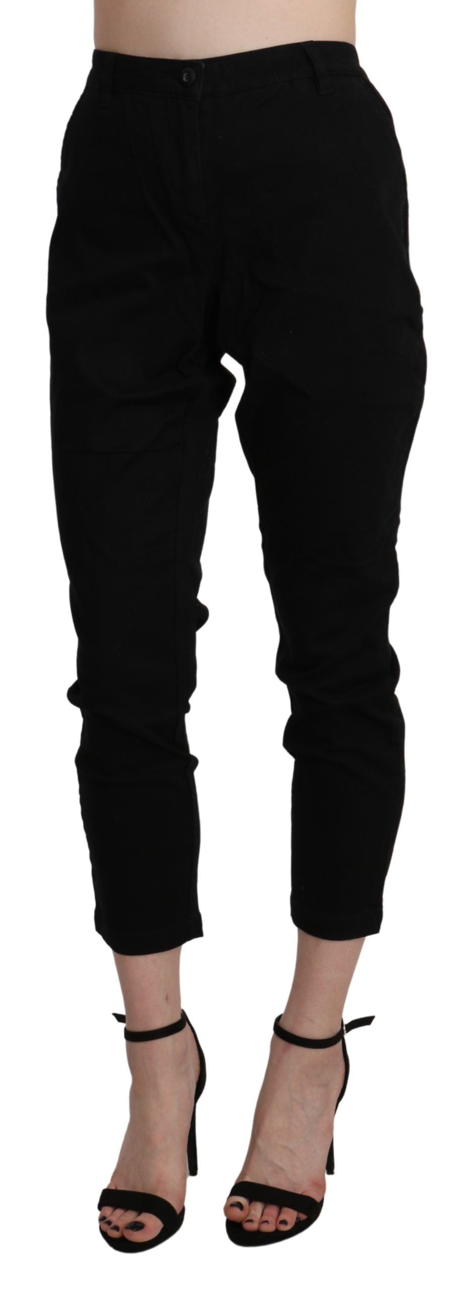 Acht schicke, verkürzte schwarze Jeans mit hoher Taille
