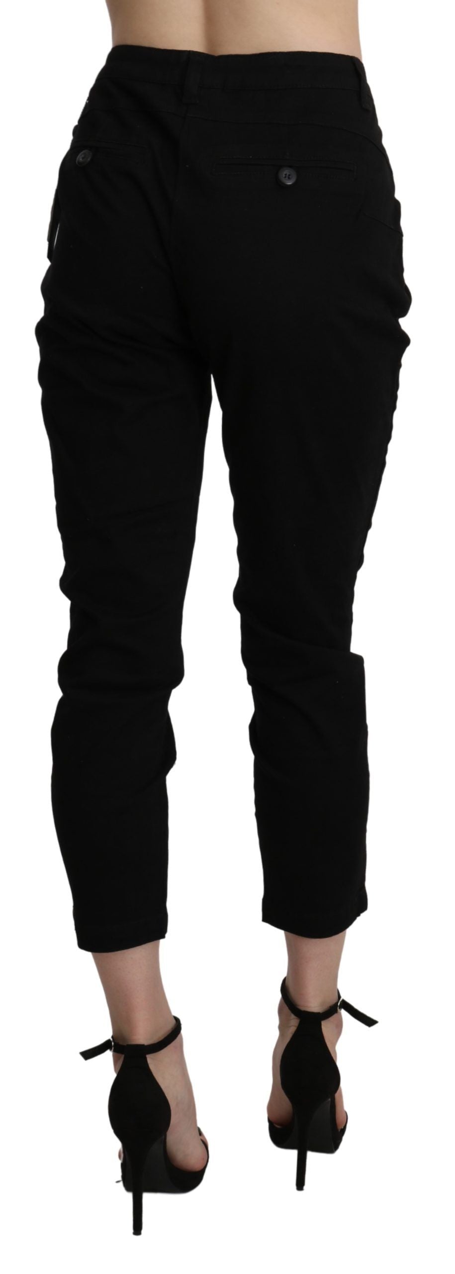 Acht schicke, verkürzte schwarze Jeans mit hoher Taille