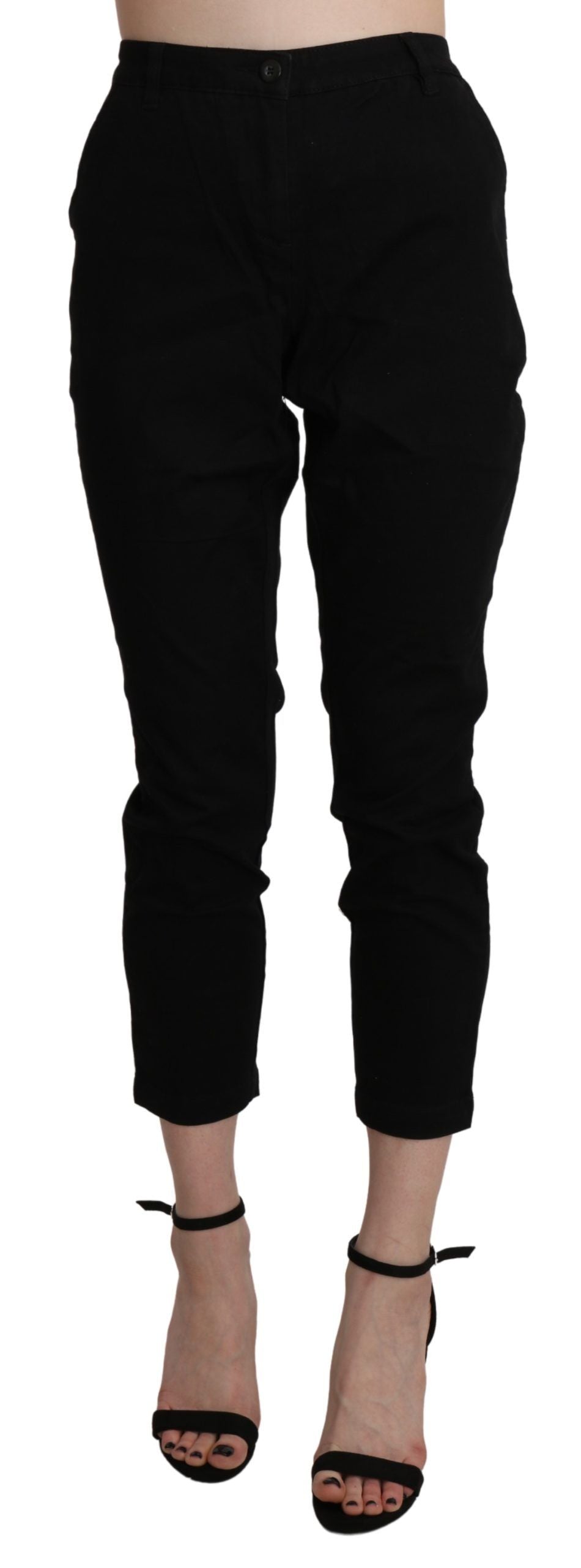 Acht schicke, verkürzte schwarze Jeans mit hoher Taille