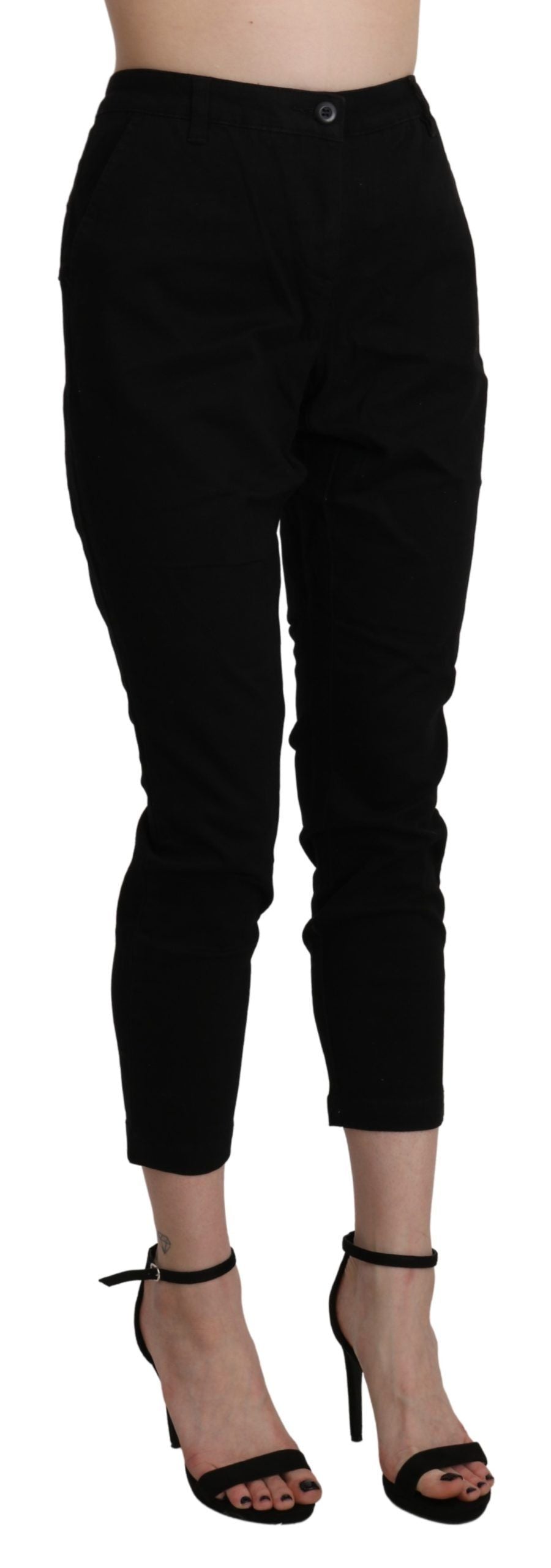 Acht schicke, verkürzte schwarze Jeans mit hoher Taille