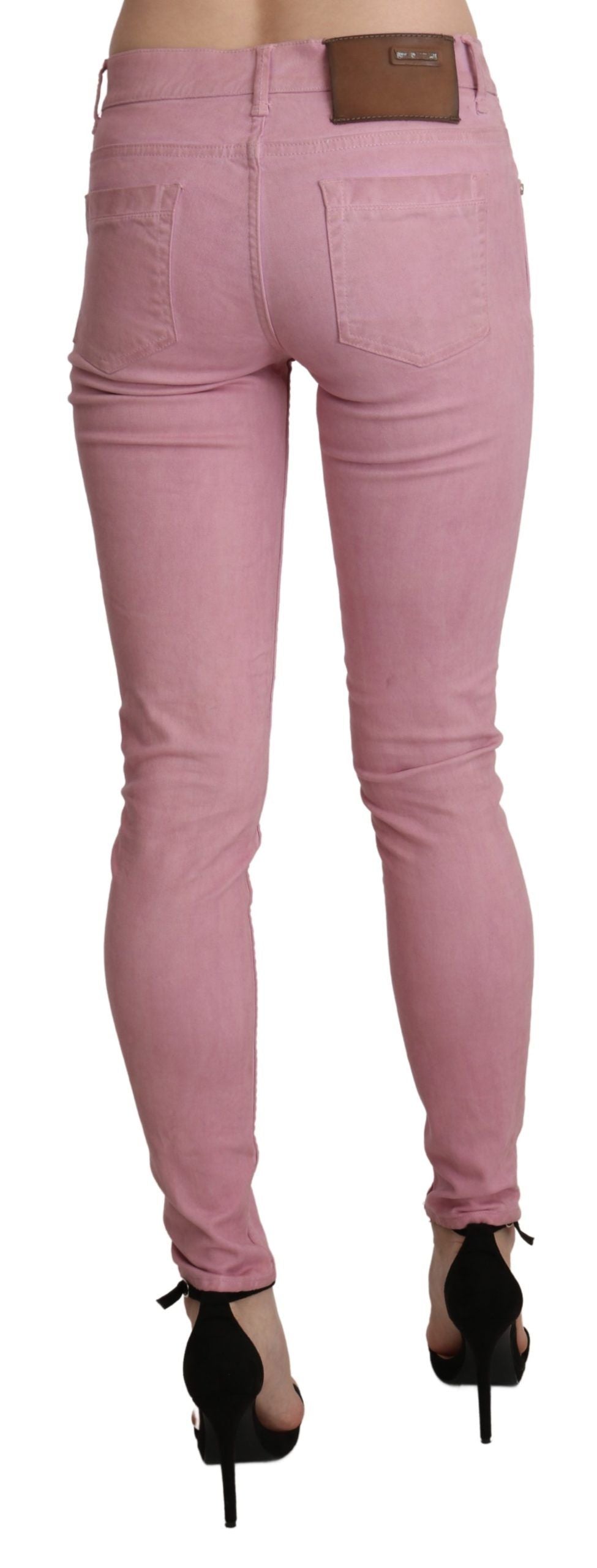 Acht schicke rosa Röhrenjeans mit mittlerer Taille