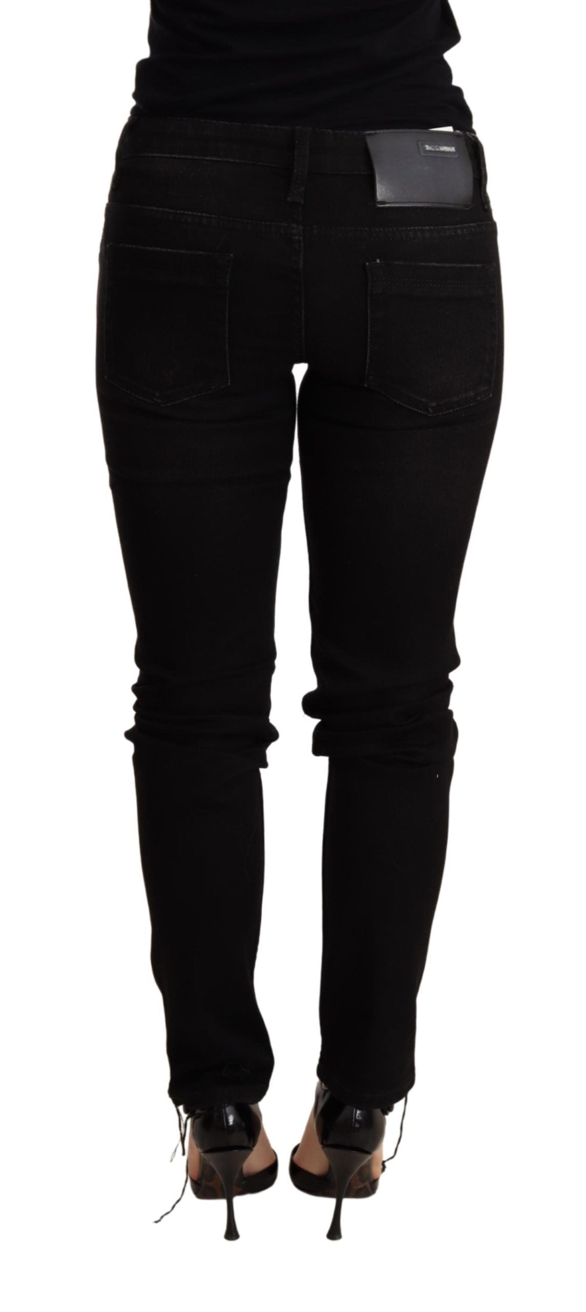 Acht eleganter, schmal geschnittener schwarzer Denim