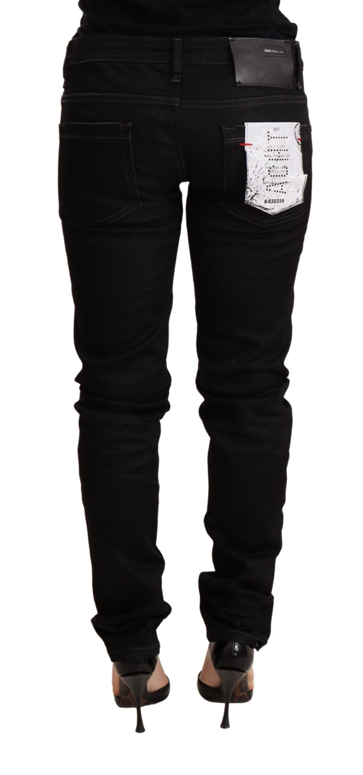 Acht schlanke Skinny-Jeans in schwarzer Waschung
