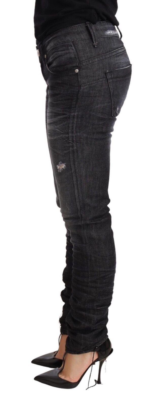 Acht elegante, schmal geschnittene, schwarze Jeans mit niedriger Taille
