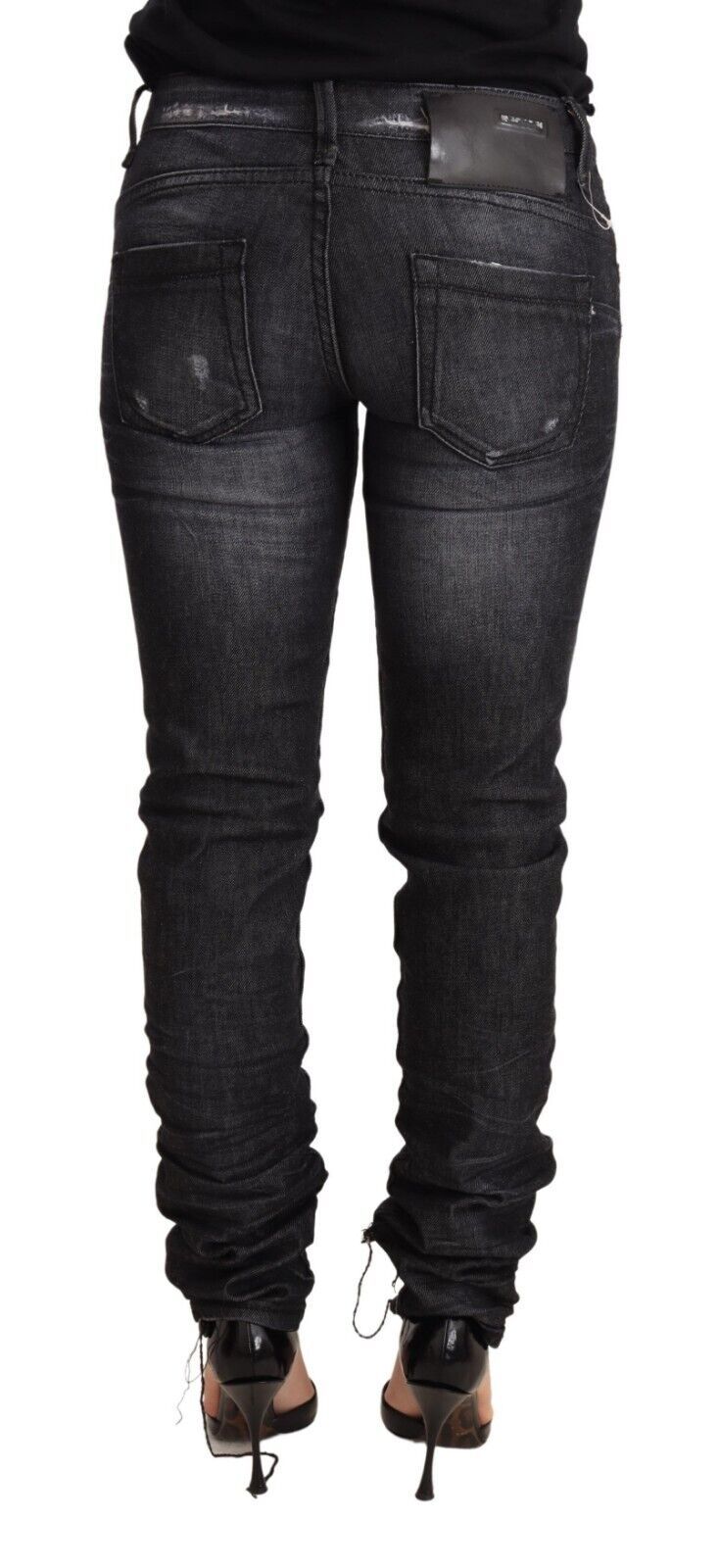 Acht elegante, schmal geschnittene, schwarze Jeans mit niedriger Taille