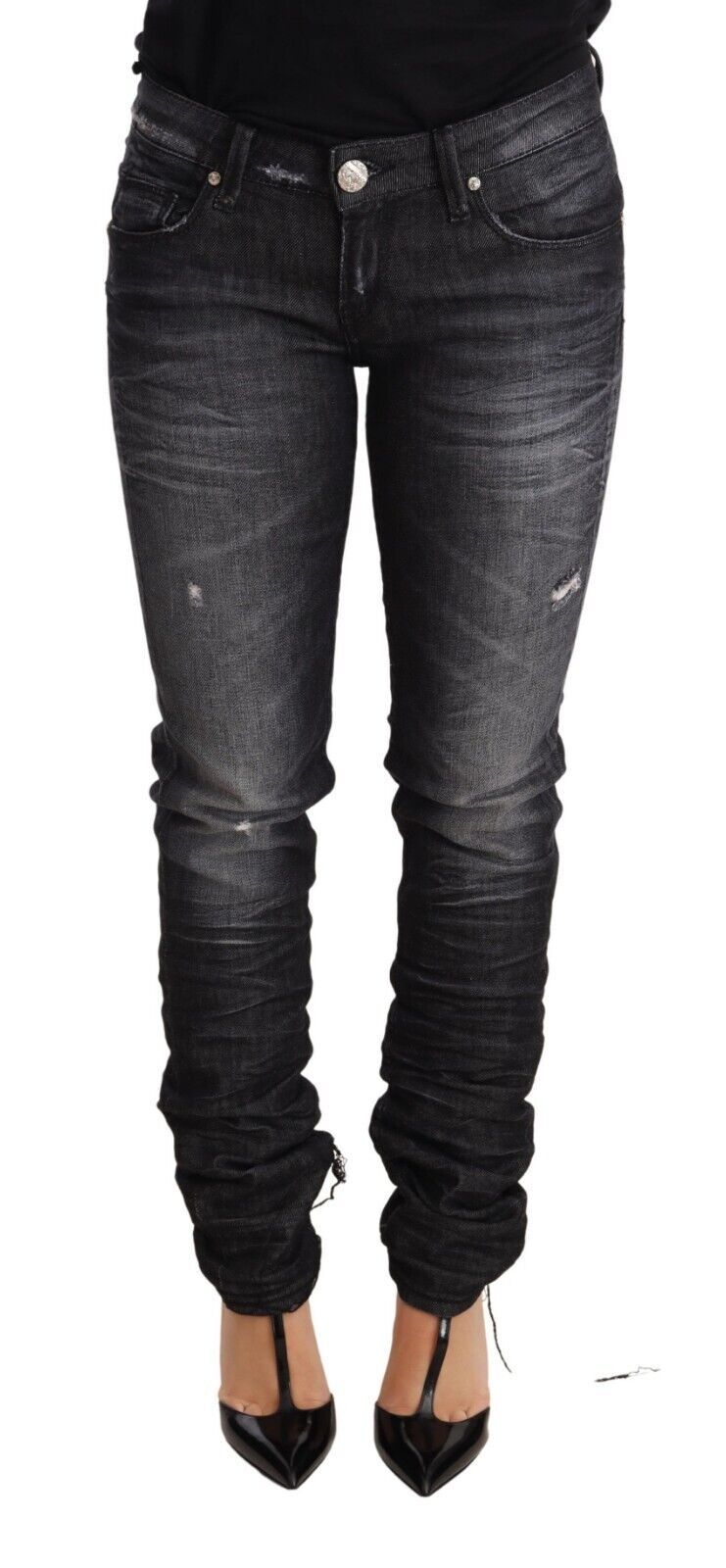 Acht elegante, schmal geschnittene, schwarze Jeans mit niedriger Taille