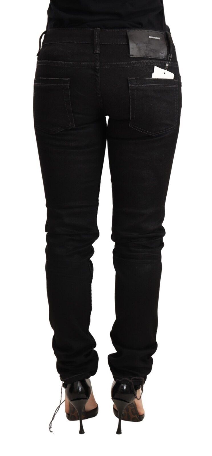 Acht schlanke, schwarz ausgewaschene Röhrenjeans