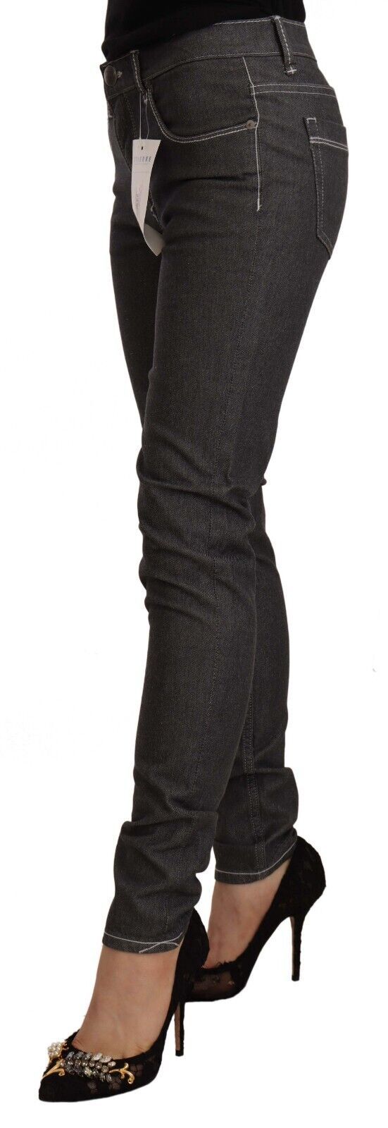 Acht schicke schwarze Skinny-Jeans mit mittlerer Taille