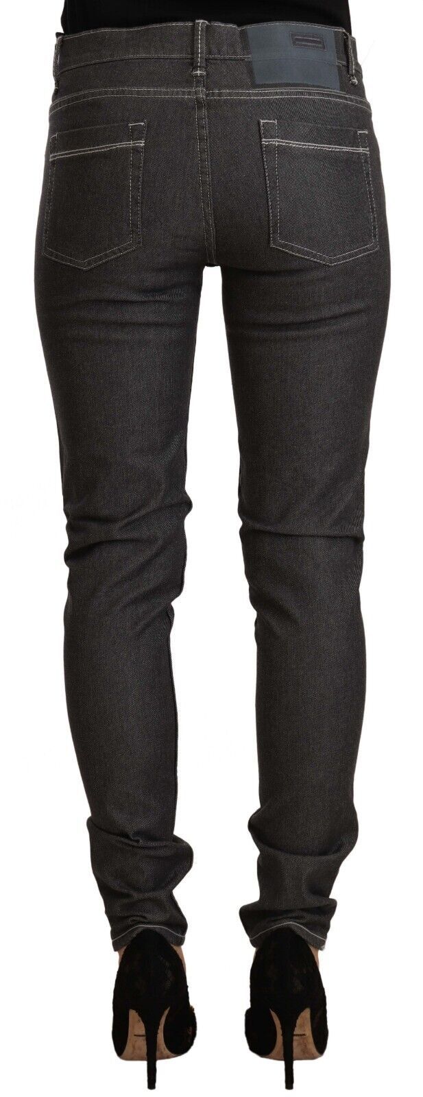 Acht schicke schwarze Skinny-Jeans mit mittlerer Taille