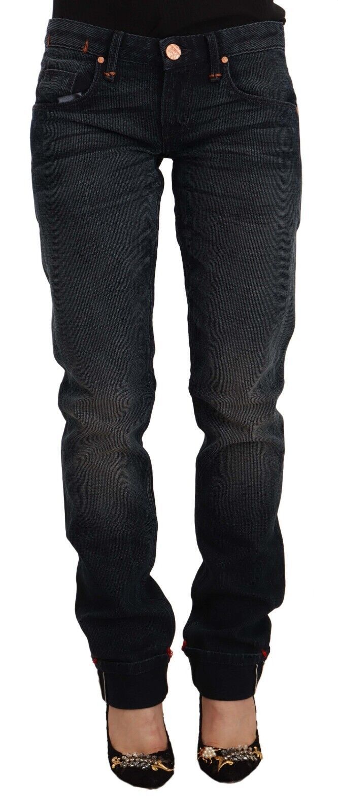 Acht schlanke, schwarz ausgewaschene Röhrenjeans