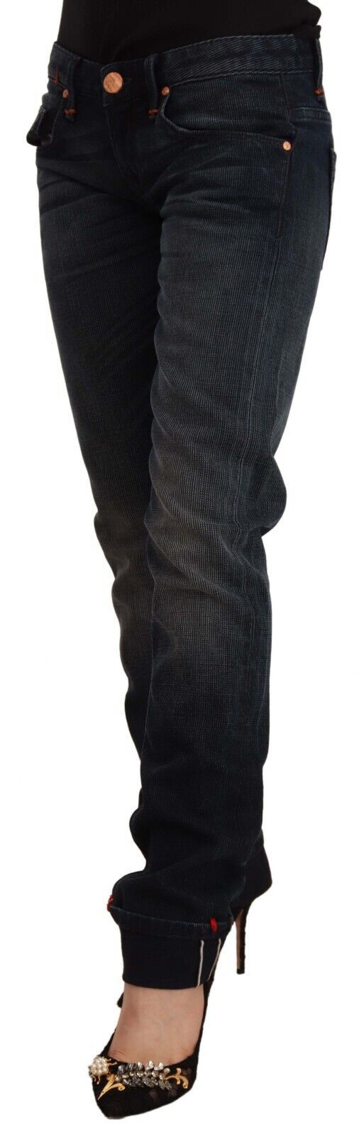 Acht schlanke, schwarz ausgewaschene Röhrenjeans