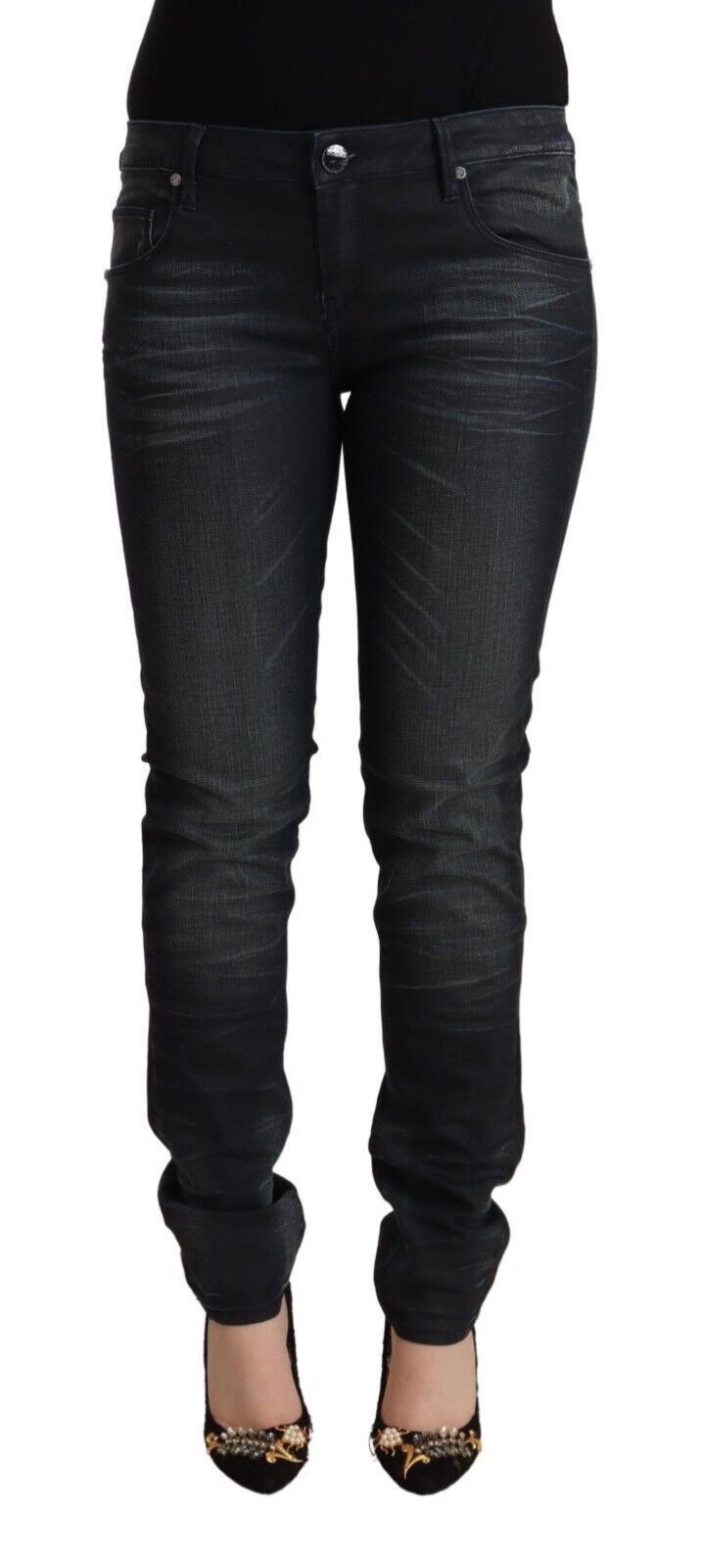 Acht schlanke, schwarz ausgewaschene Slim-Fit-Jeans