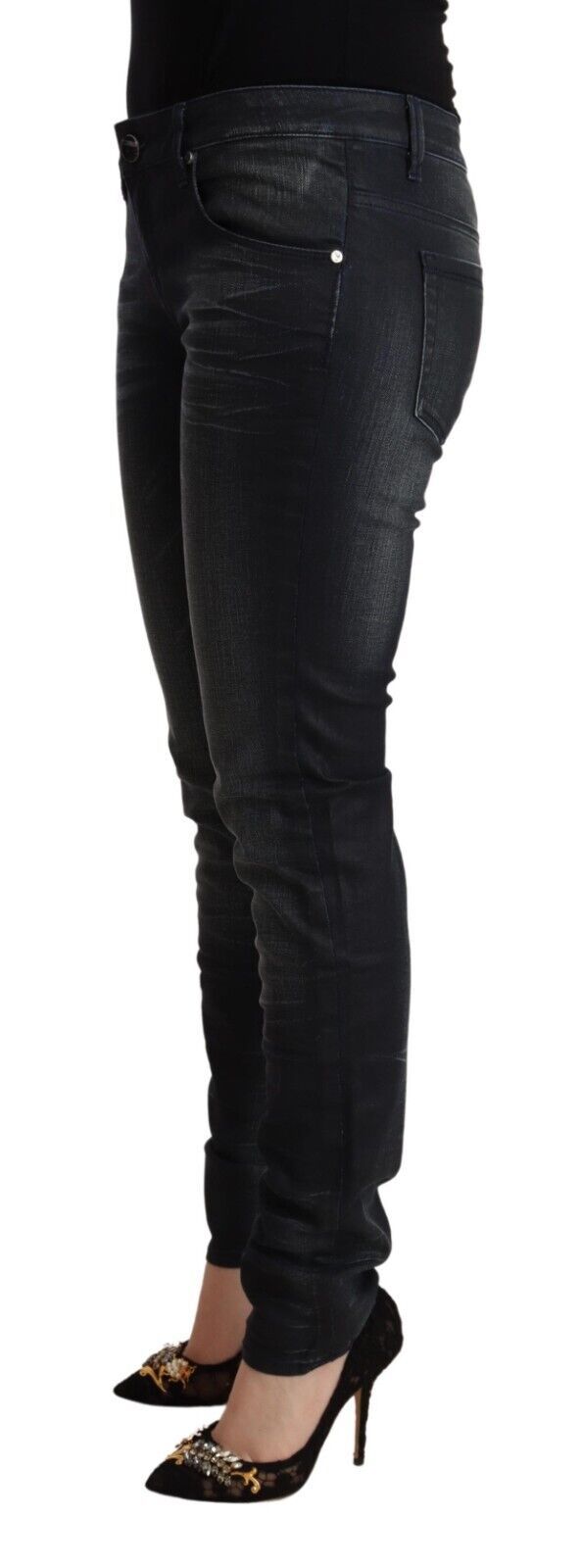 Acht schlanke, schwarz ausgewaschene Slim-Fit-Jeans