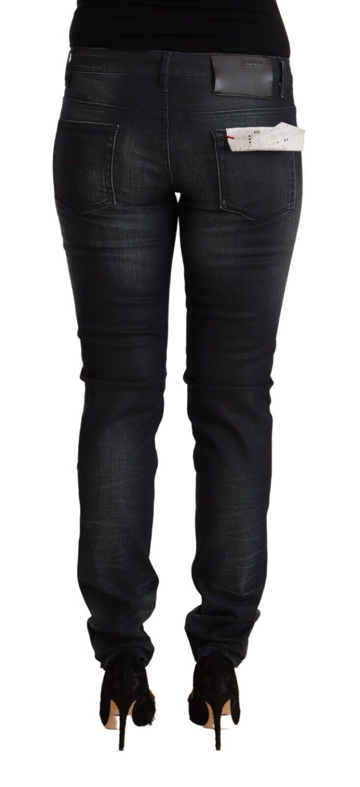 Acht schlanke, schwarz ausgewaschene Slim-Fit-Jeans