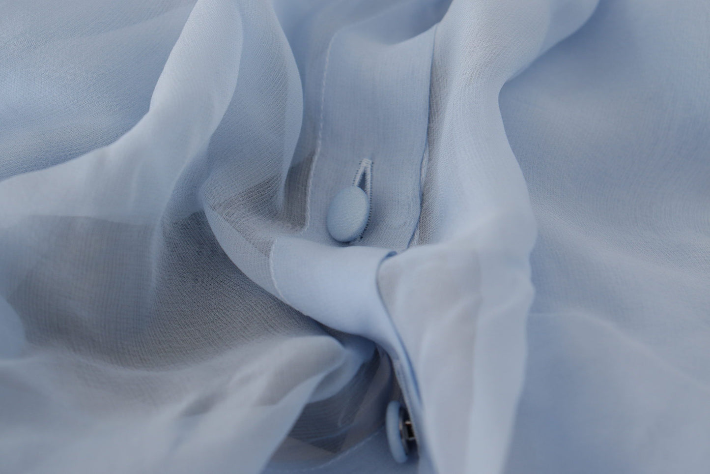 Dolce & Gabbana Elegante Blusa in Seta con Colletto Ascot in Azzurro Chiaro