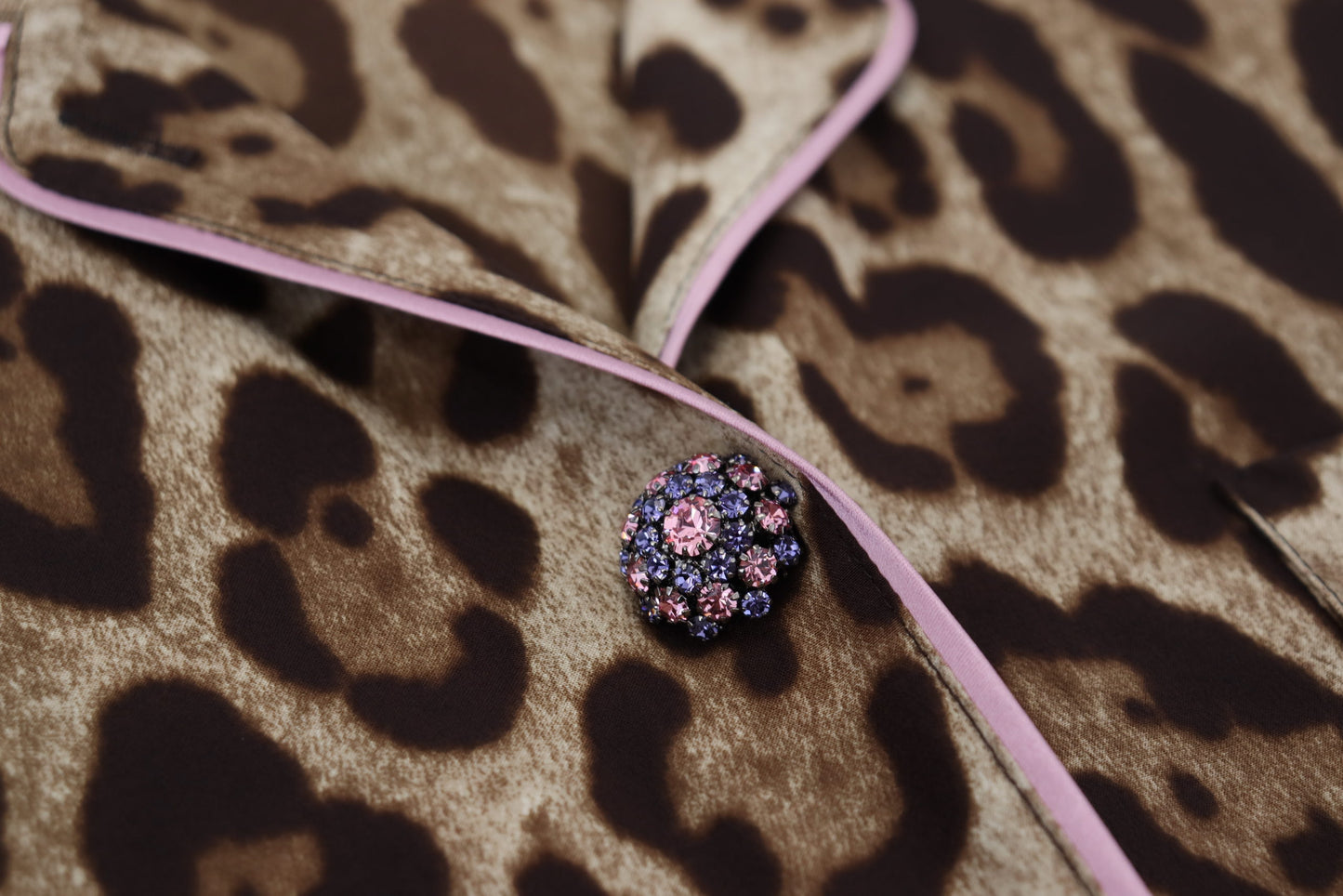 Dolce & Gabbana Elegante Top in Seta con Stampa Leopardata e Colletto
