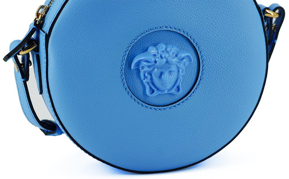 Runde Umhängetasche aus blauem Versace-Chic-Leder