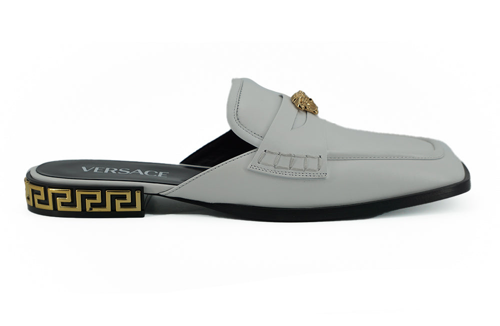 Elegante flache Pantoletten aus weißem Leder von Versace