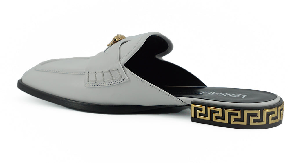 Elegante flache Pantoletten aus weißem Leder von Versace