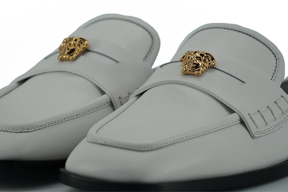 Elegante flache Pantoletten aus weißem Leder von Versace