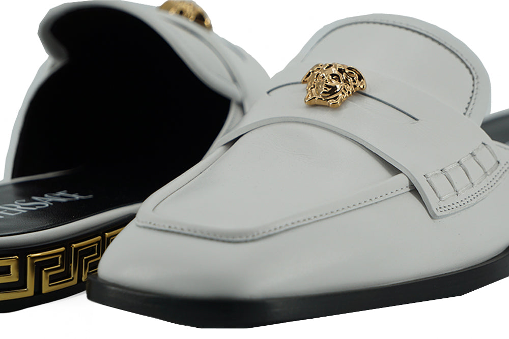Elegante flache Pantoletten aus weißem Leder von Versace