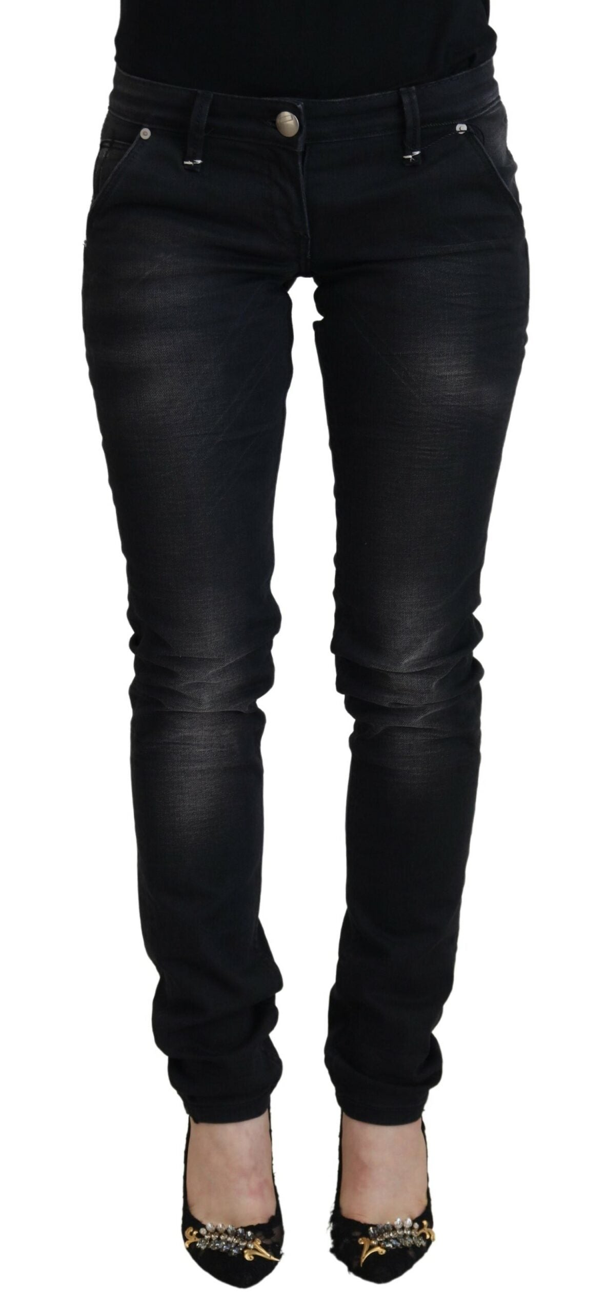 Acht Schlanke, schwarz verwaschene Röhrenjeans mit niedriger Taille