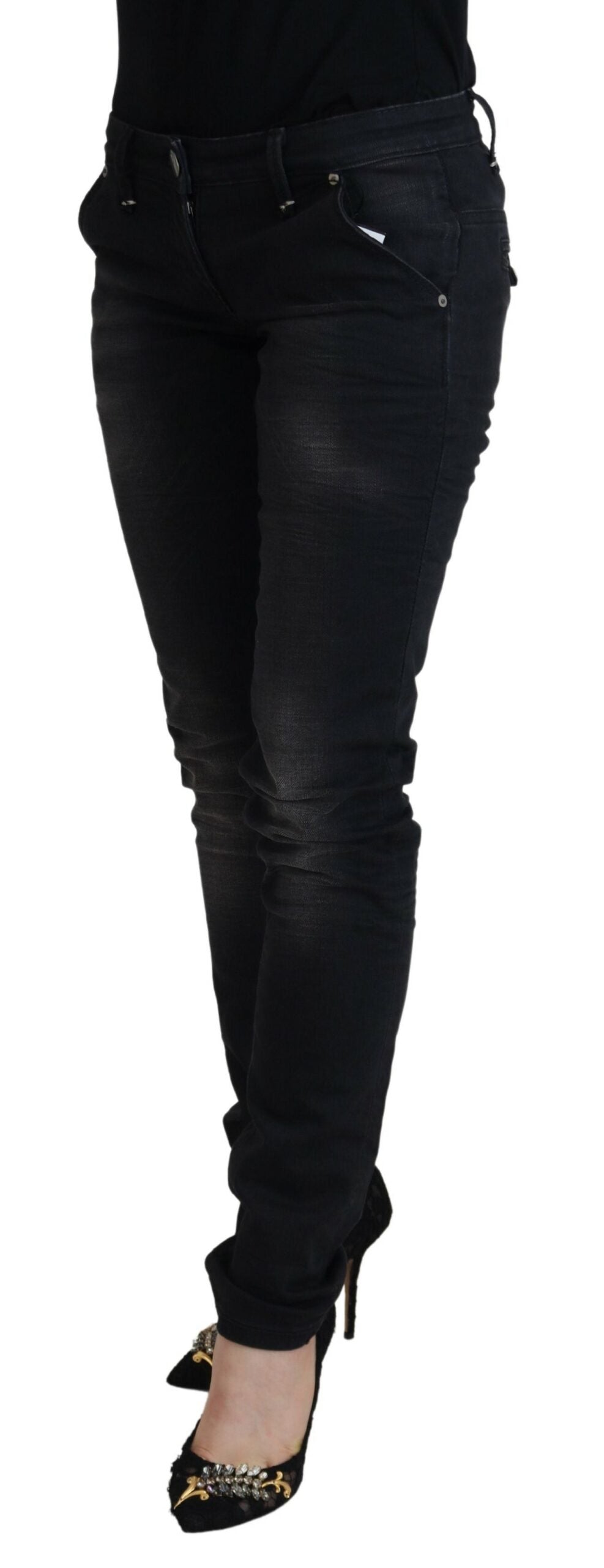 Acht Schlanke, schwarz verwaschene Röhrenjeans mit niedriger Taille