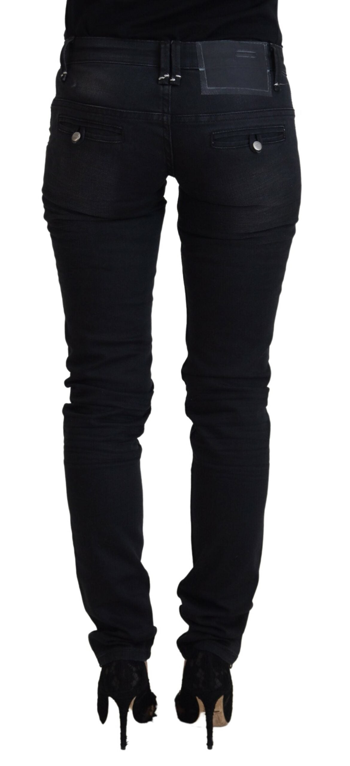 Acht Schlanke, schwarz verwaschene Röhrenjeans mit niedriger Taille