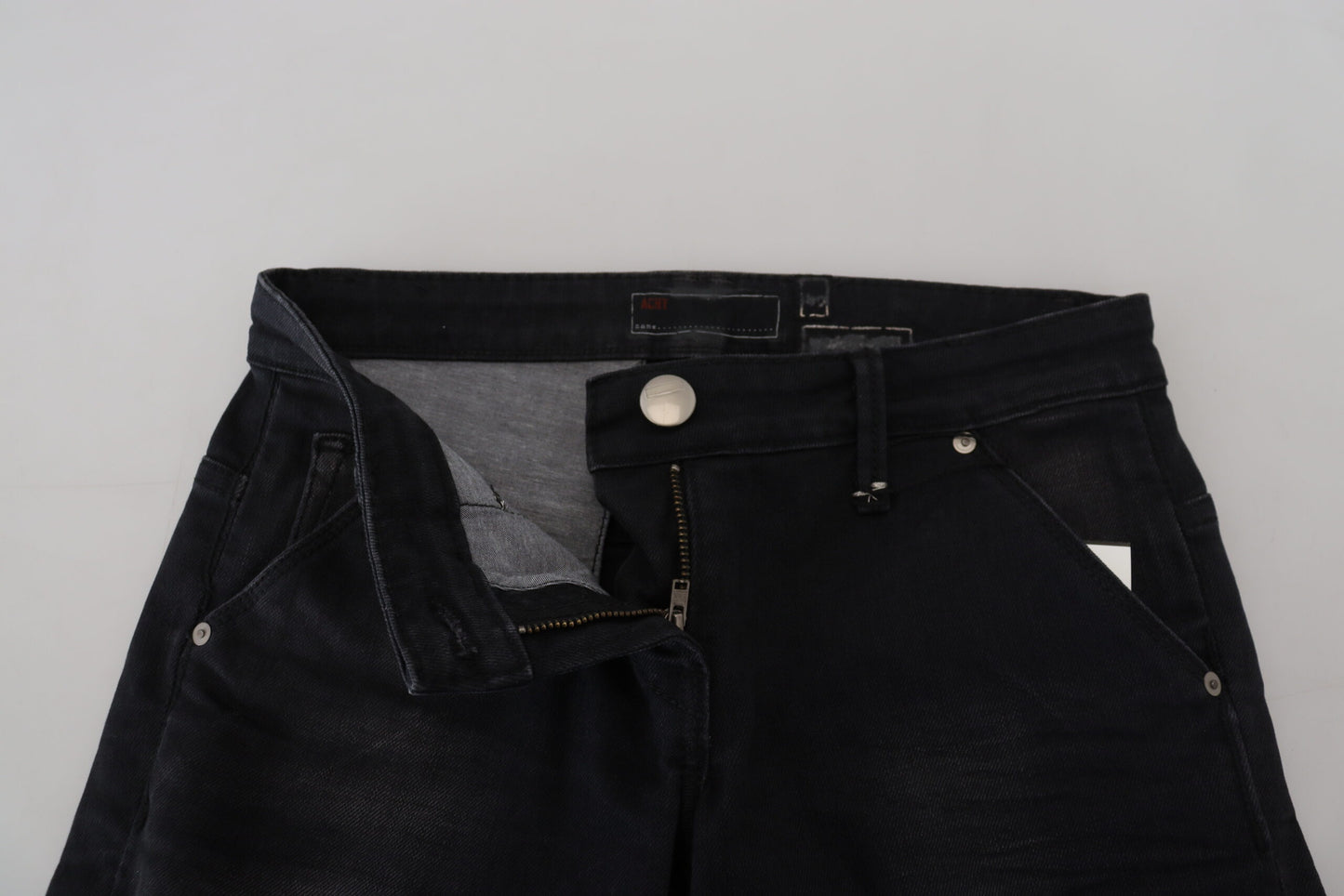 Acht Schlanke, schwarz verwaschene Röhrenjeans mit niedriger Taille