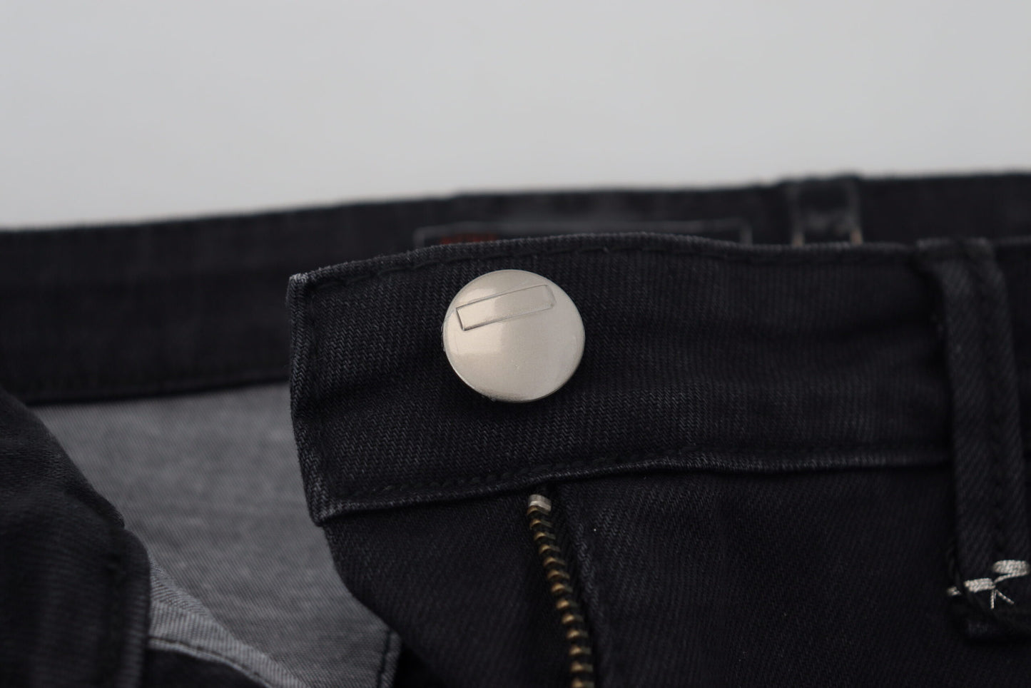 Acht Schlanke, schwarz verwaschene Röhrenjeans mit niedriger Taille