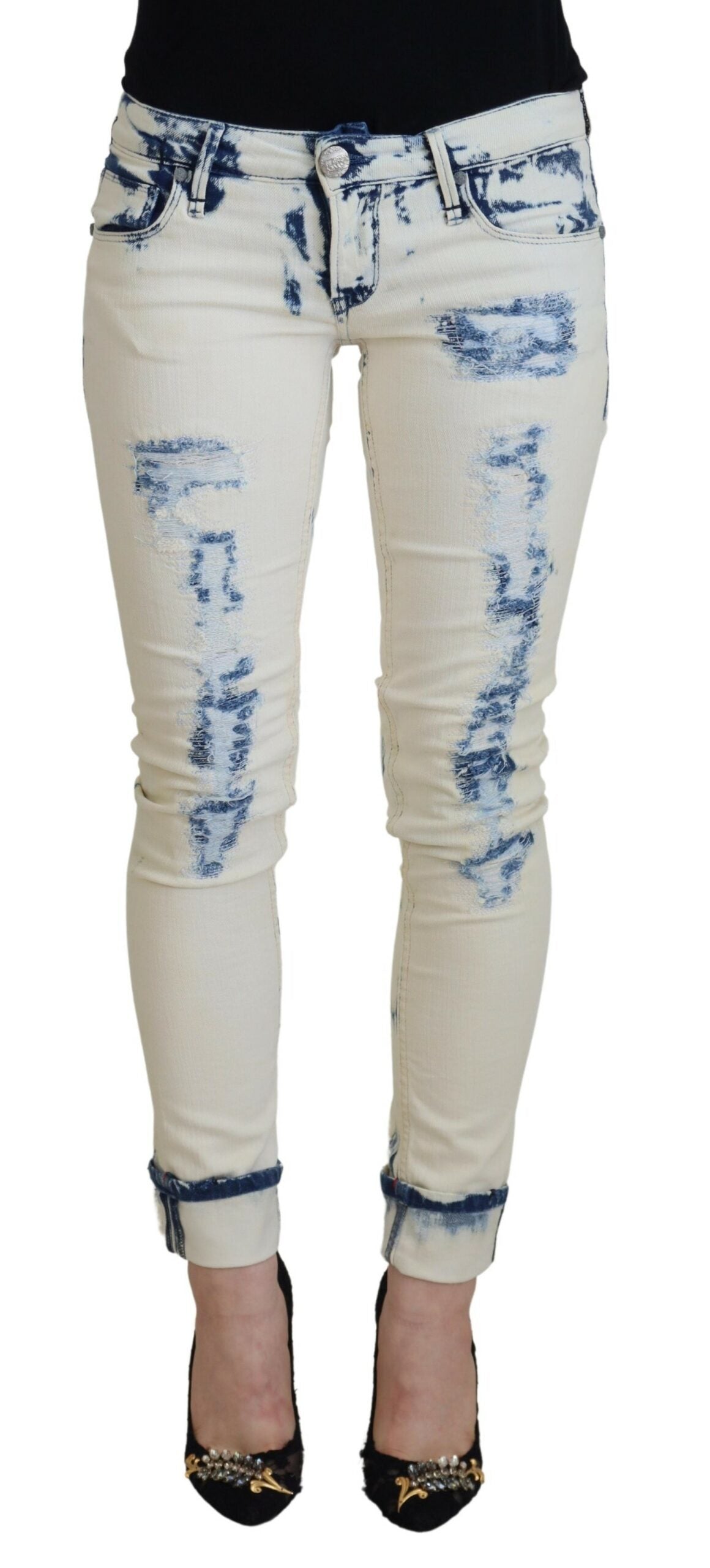 Acht schicke zerfetzte Röhrenjeans mit niedriger Taille