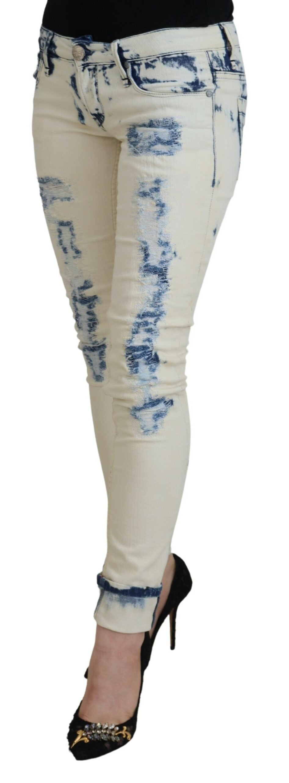 Acht schicke zerfetzte Röhrenjeans mit niedriger Taille