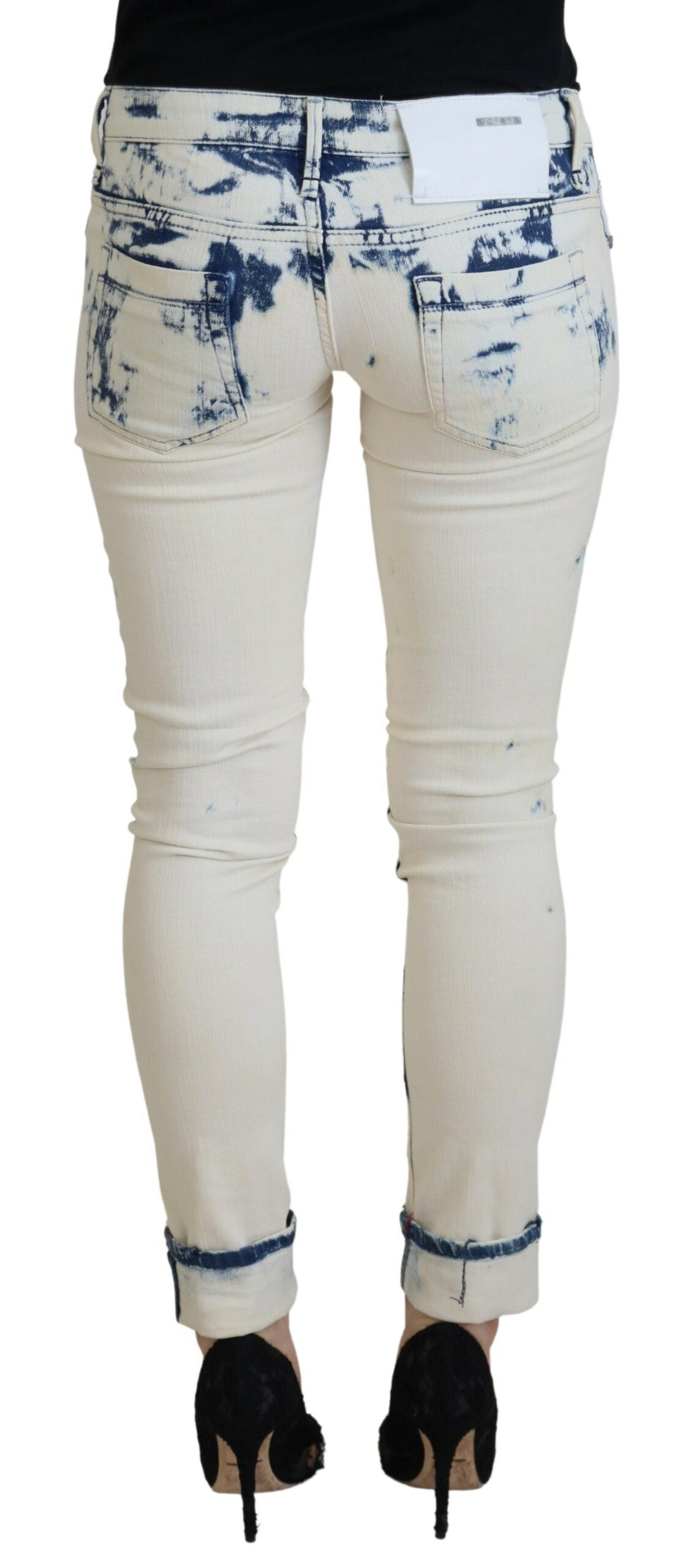 Acht schicke zerfetzte Röhrenjeans mit niedriger Taille