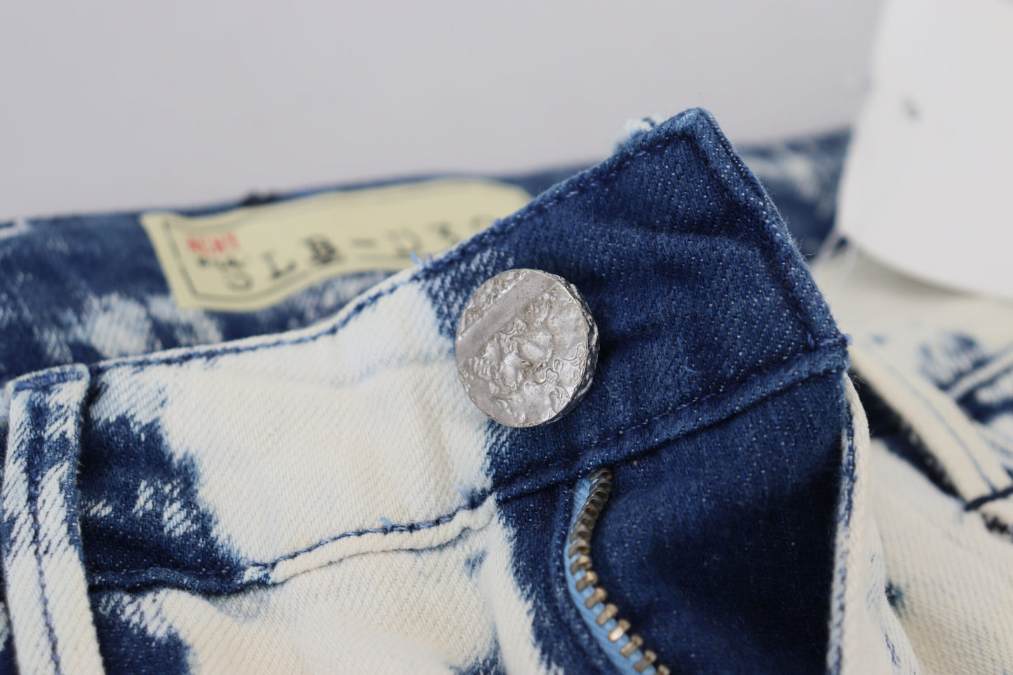 Acht schicke zerfetzte Röhrenjeans mit niedriger Taille