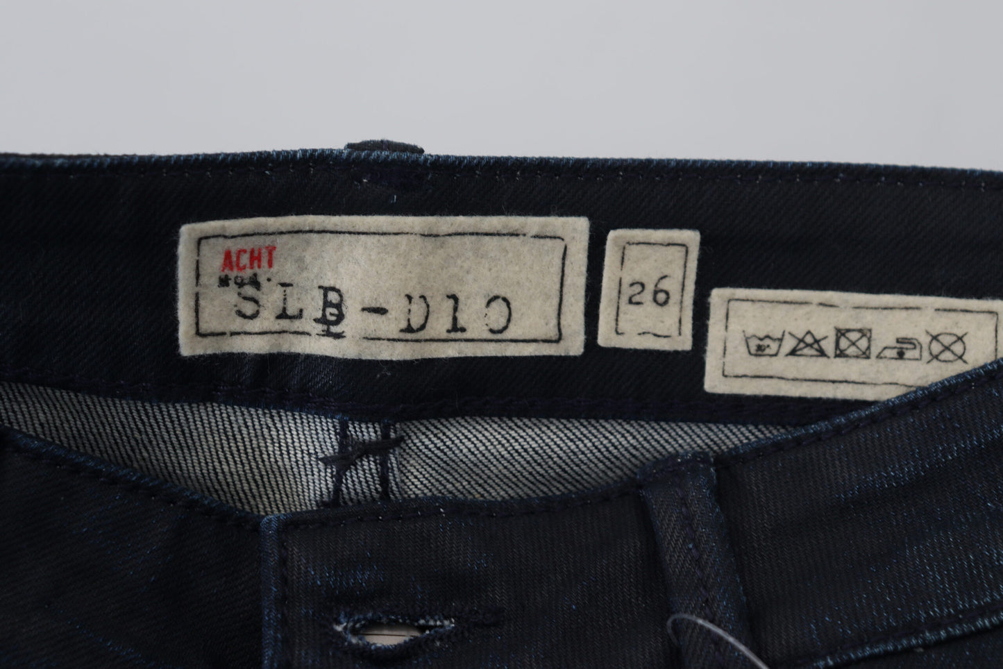 Acht Slim-Fit-Jeans aus Baumwolldenim