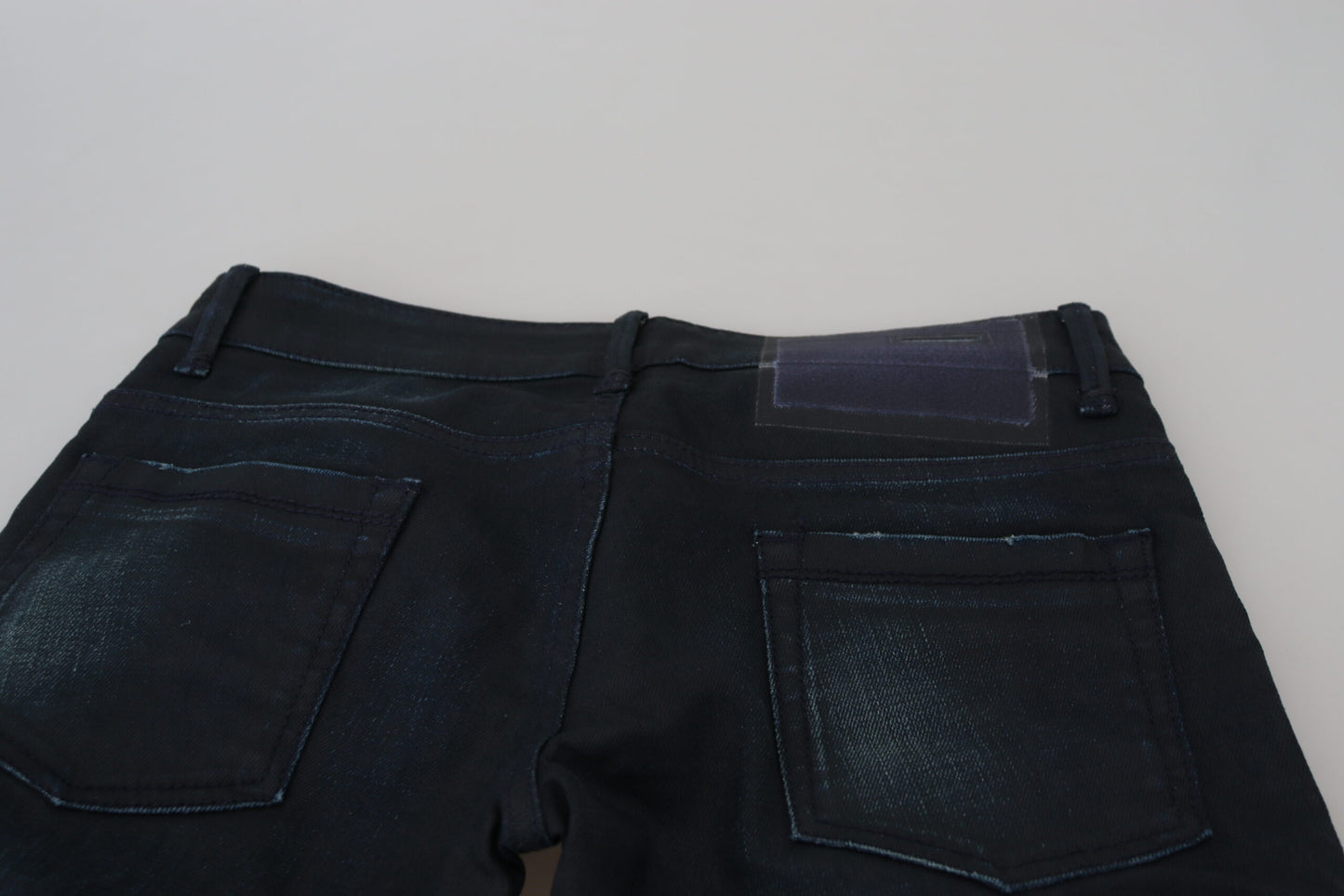 Acht Slim-Fit-Jeans aus Baumwolldenim