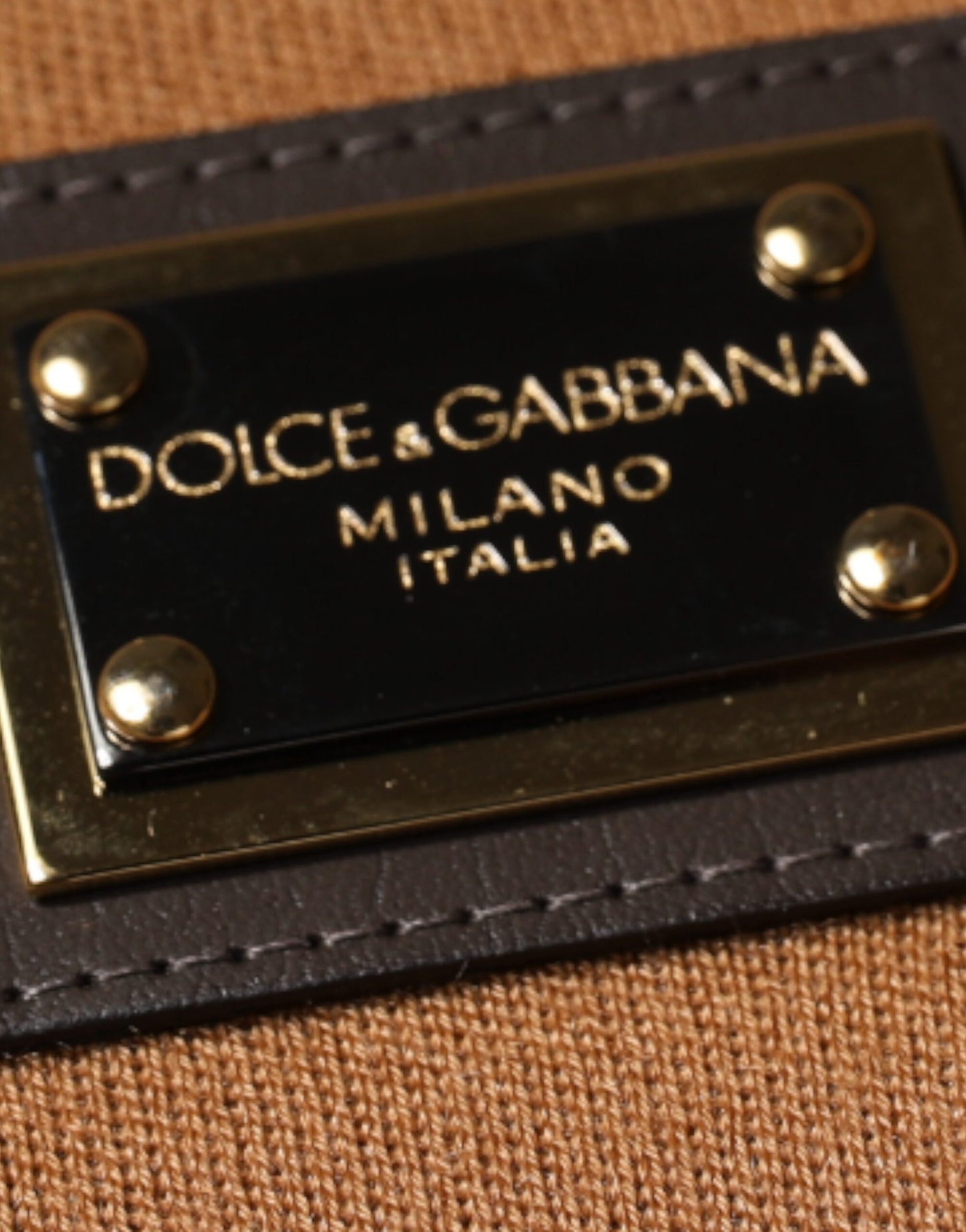Maglione girocollo con placca logo marrone Dolce & Gabbana