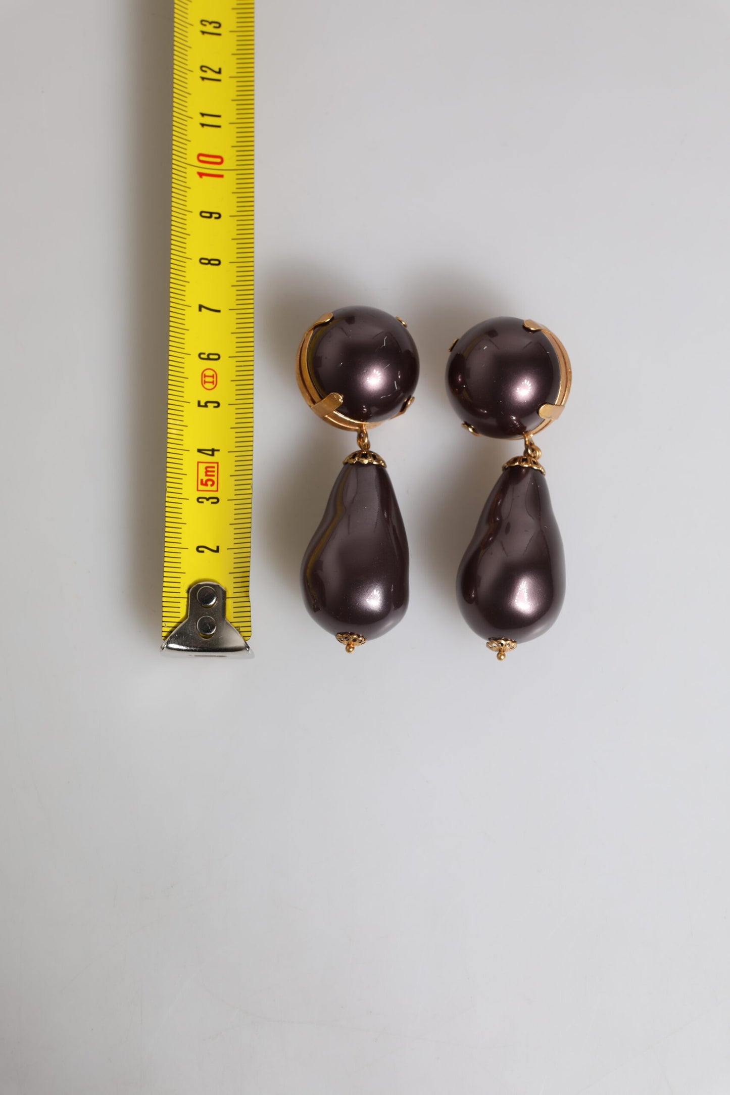 Dolce & Gabbana – Ohrringe aus goldenem Messing mit schwarzen Perlen zum Anklipsen