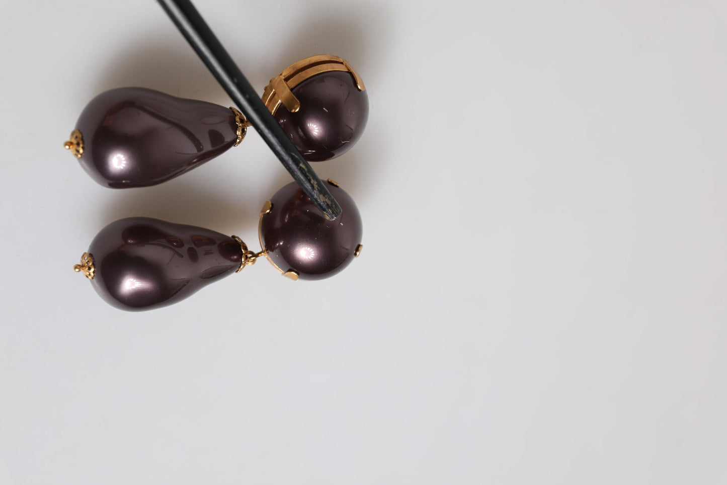 Dolce & Gabbana – Ohrringe aus goldenem Messing mit schwarzen Perlen zum Anklipsen