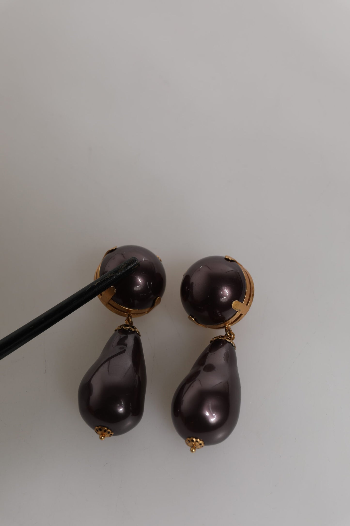 Dolce & Gabbana – Ohrringe aus goldenem Messing mit schwarzen Perlen zum Anklipsen