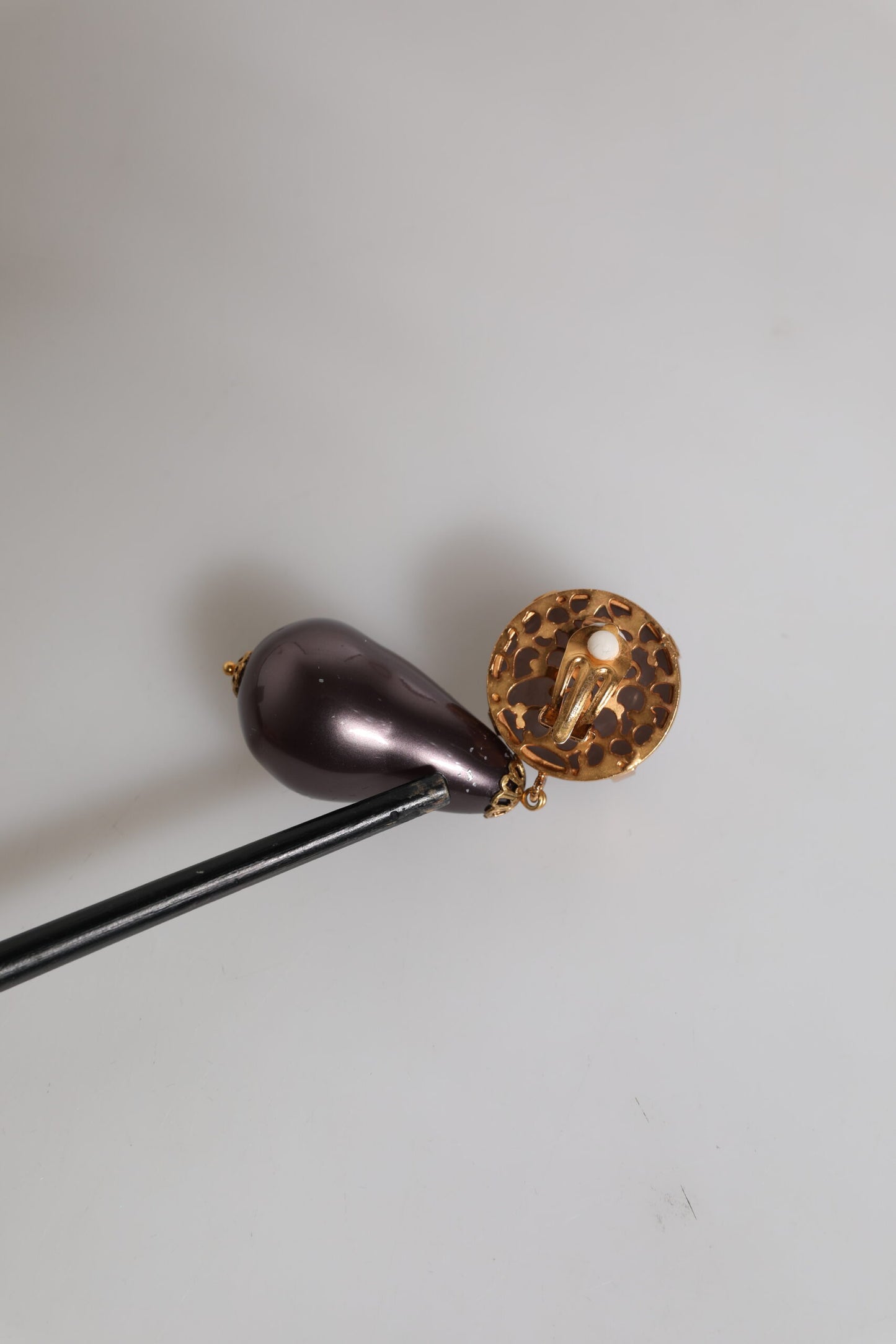 Dolce & Gabbana – Ohrringe aus goldenem Messing mit schwarzen Perlen zum Anklipsen