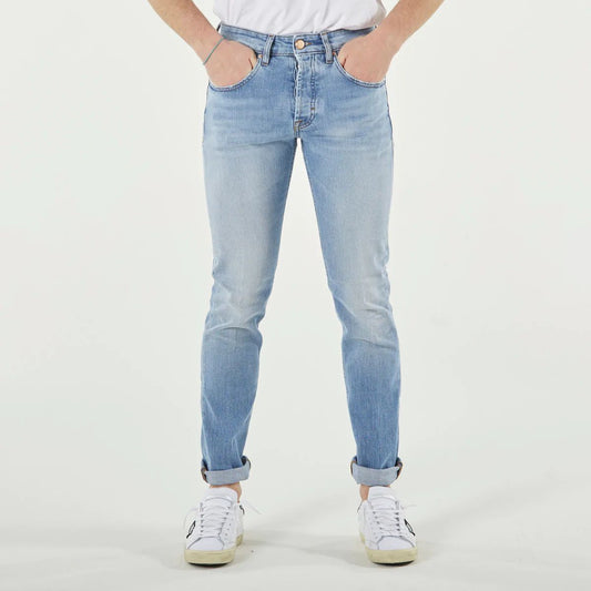 Ziehen Sie den hellblauen Slim-Fit-Denim von The Fuller Chic an