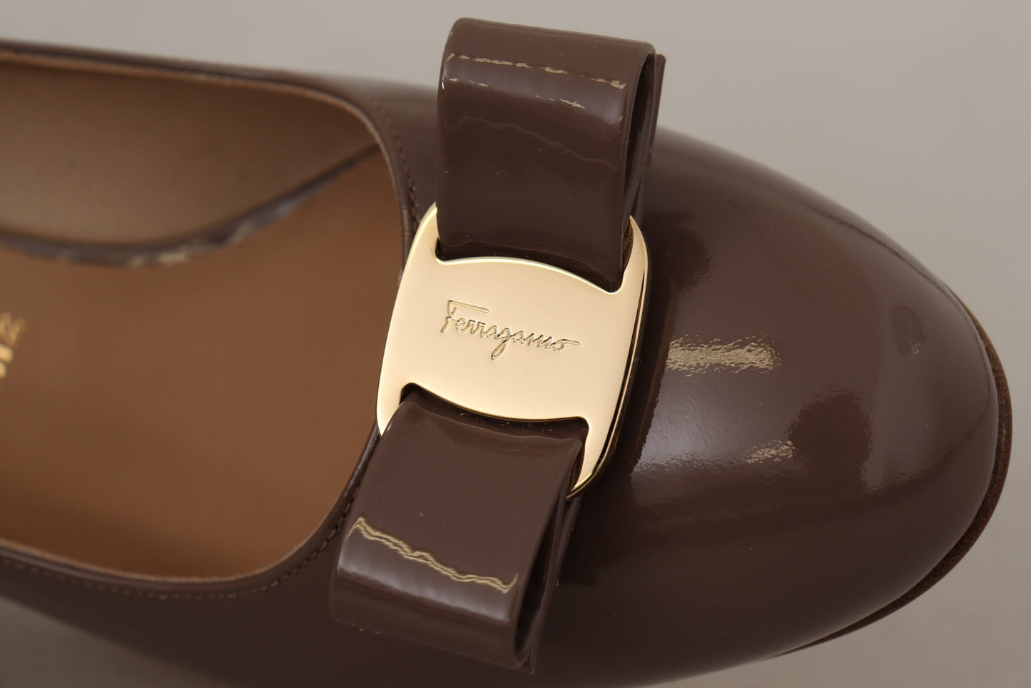 Salvatore Ferragamo Elegante Kümmelbraune Pumps mit Vara-Schleife