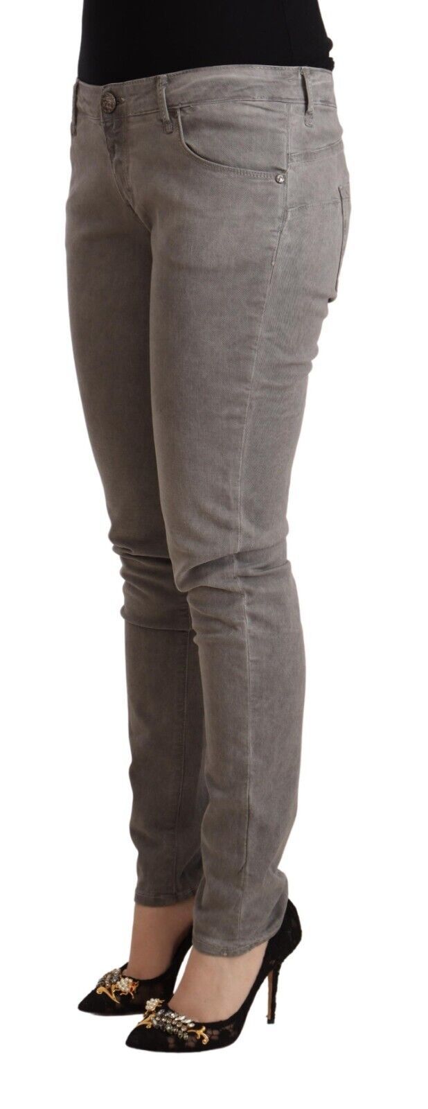 Acht schlanke, graue Skinny-Jeans mit niedriger Taille