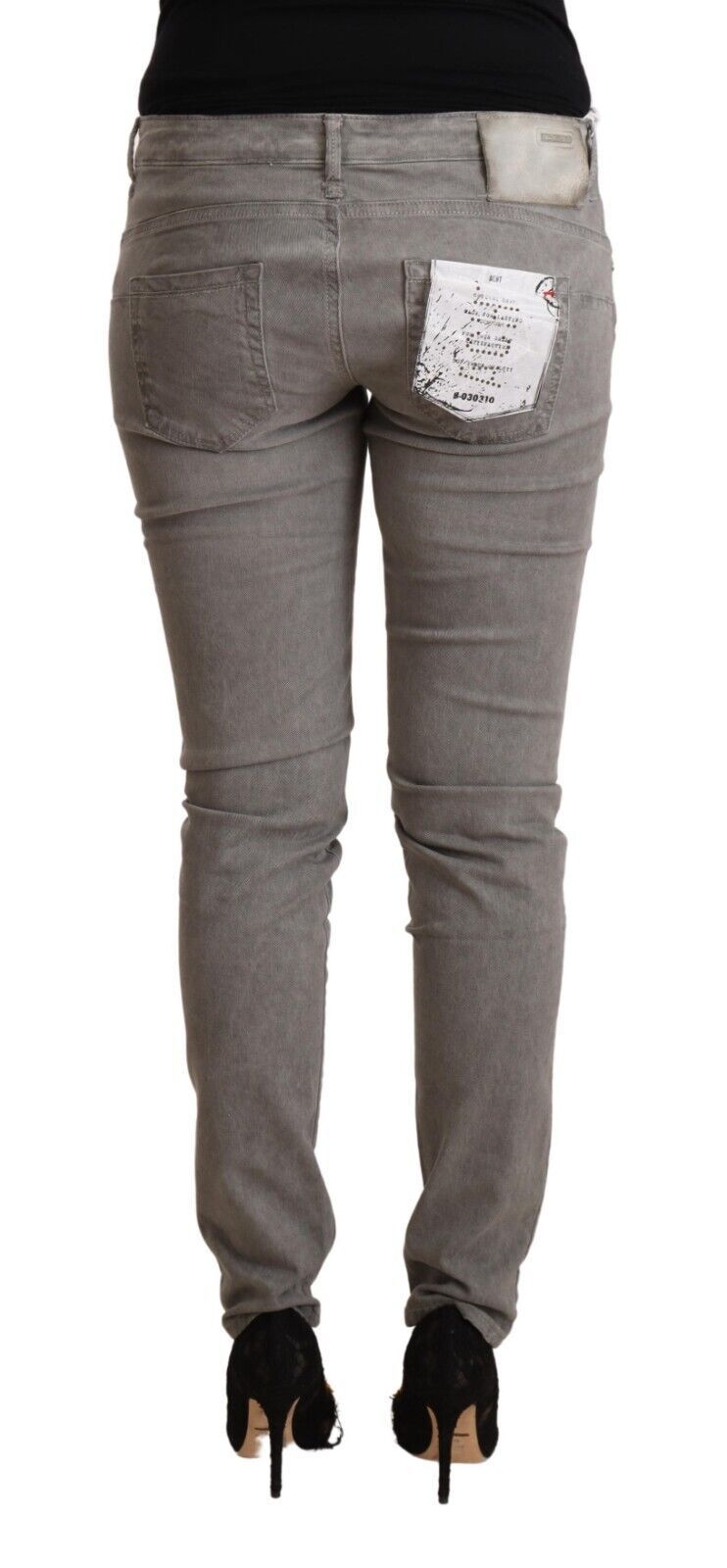 Acht schlanke, graue Skinny-Jeans mit niedriger Taille