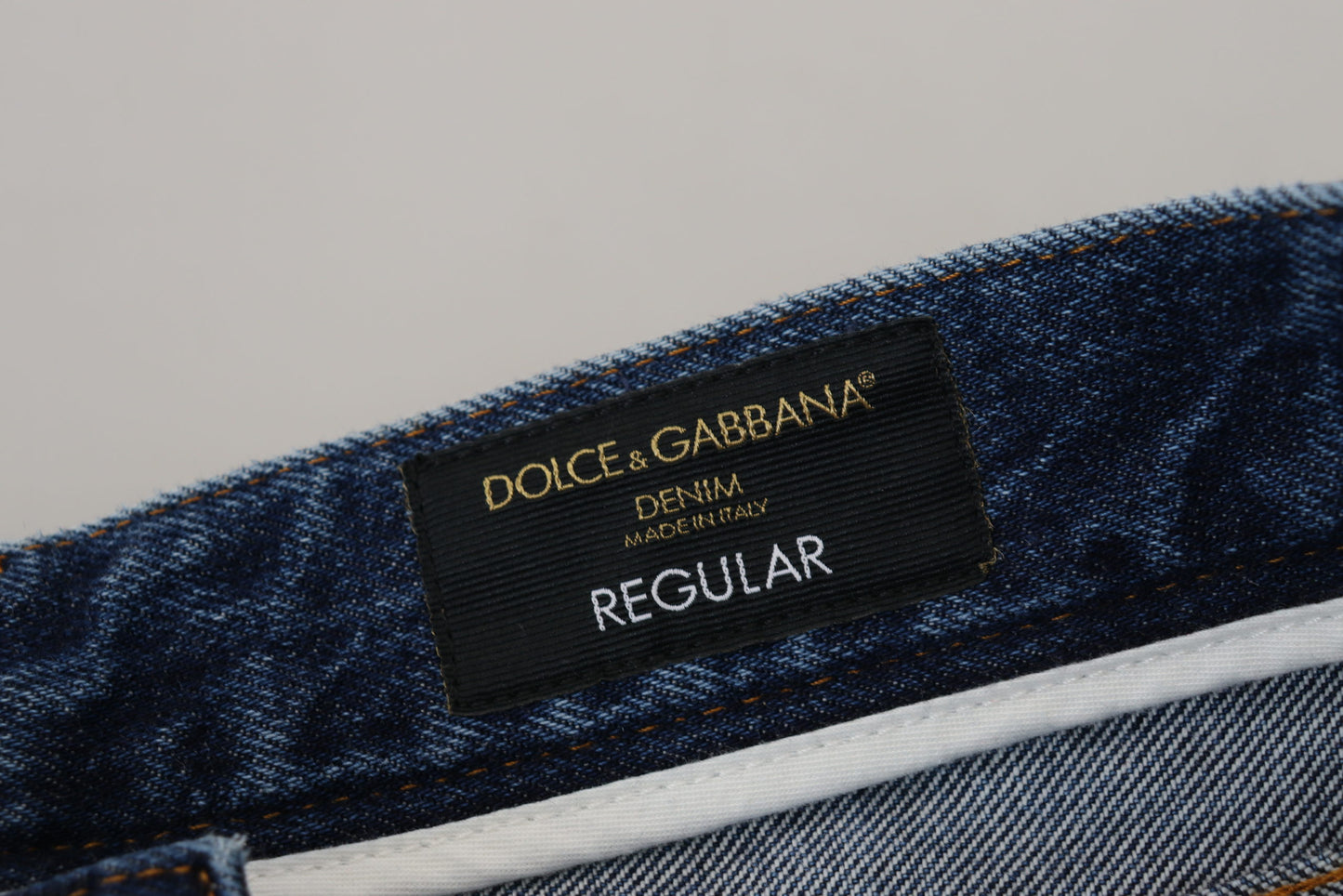 Schicke zerfetzte Jeanshosen von Dolce &amp; Gabbana für den modernen Mann