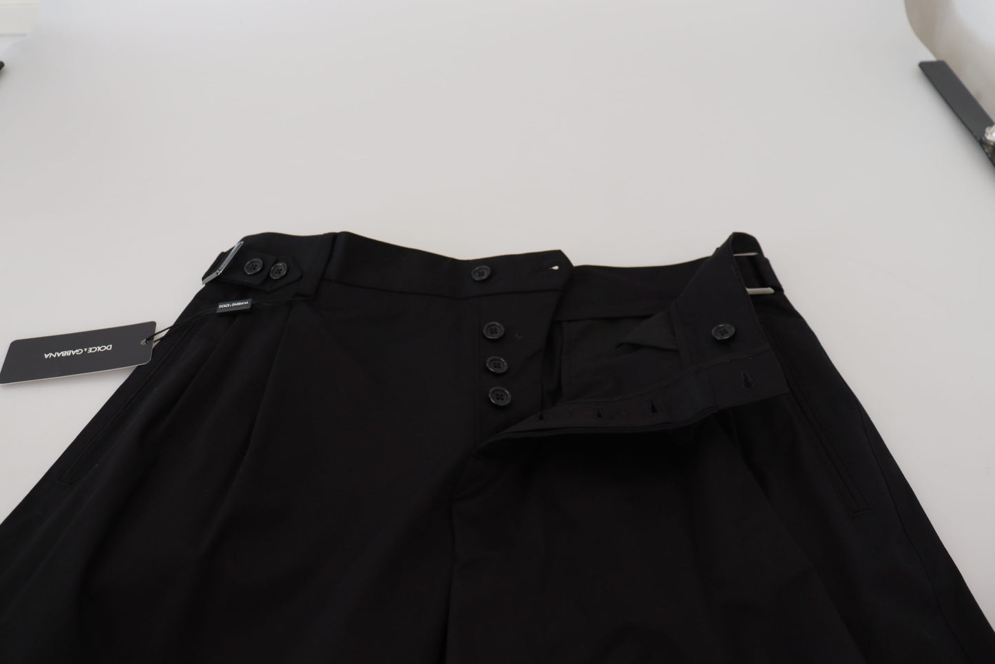 Dolce &amp; Gabbana Glatte schwarze italienische Designerhose mit seitlicher Schnalle