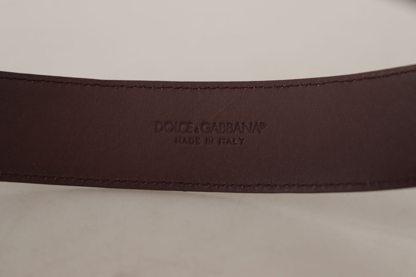 Dolce &amp; Gabbana Eleganter kastanienbrauner Ledergürtel mit gravierter Schnalle