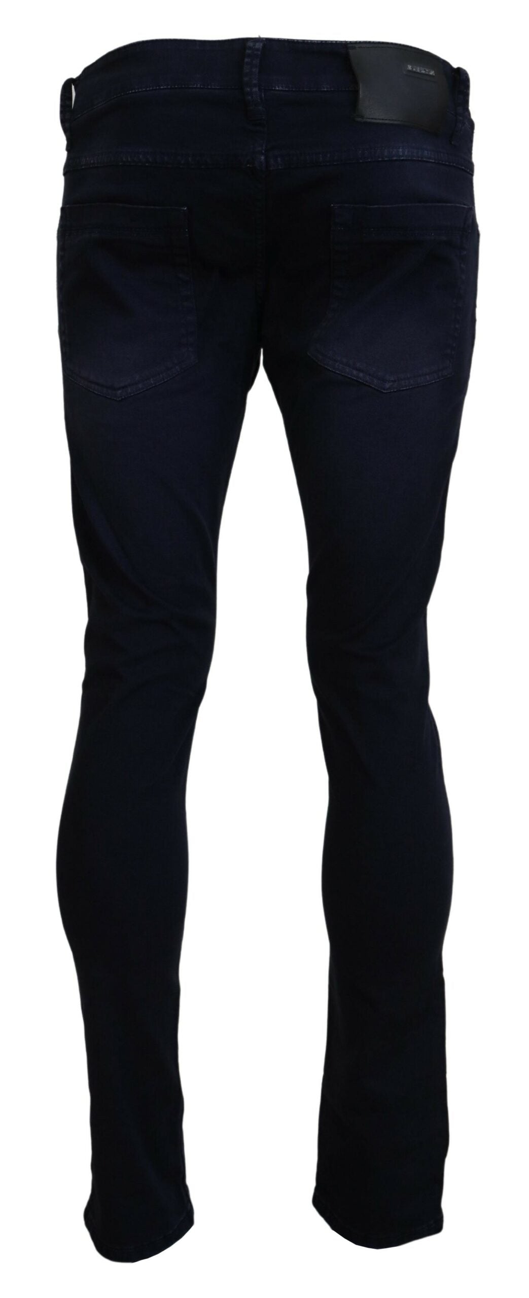 Acht raffinierte, schmal zulaufende Denim-Jeans