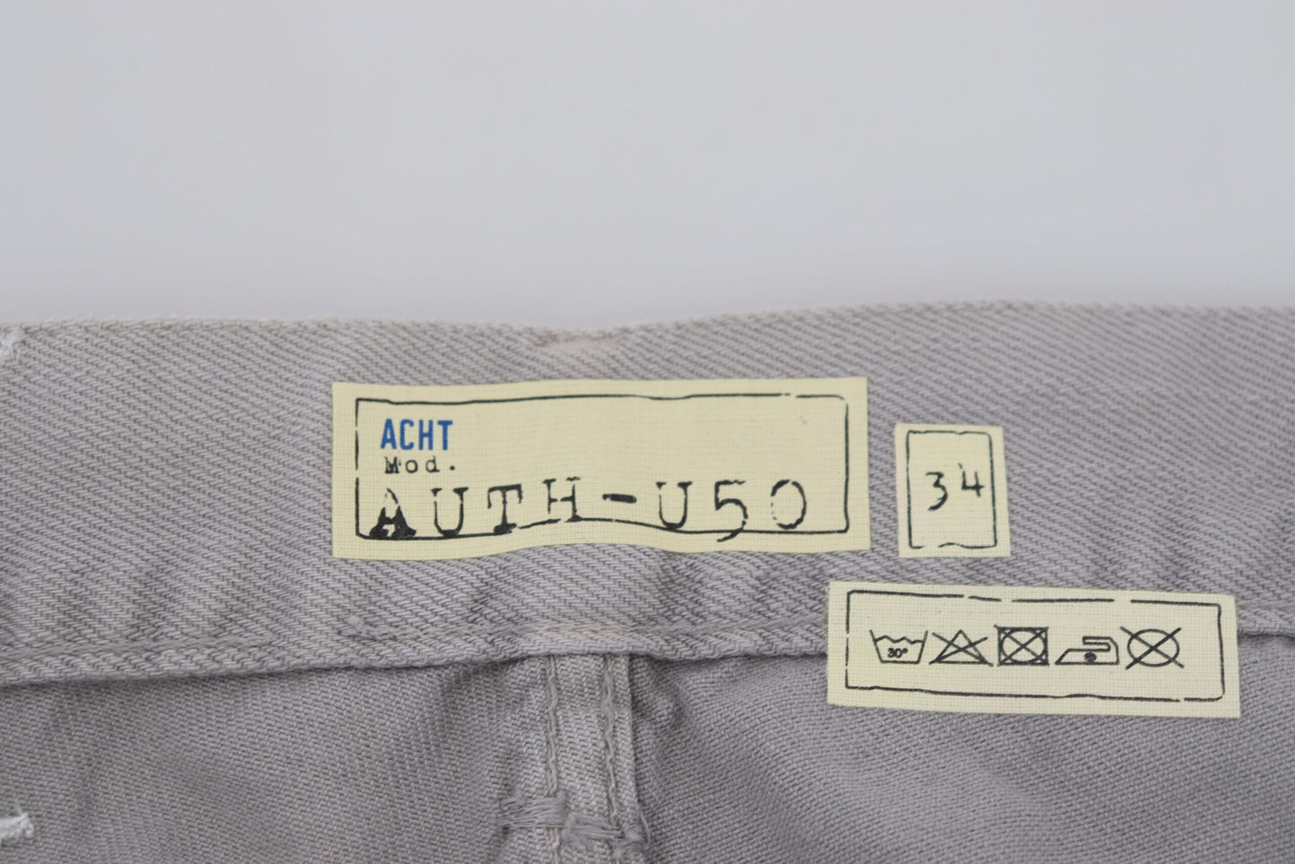 Acht schlanke Jeans in regulärem Denim-Grau